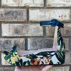 Stuart Weitzman capri green botanic jacquard wedge. Never worn. Womens 7.5.